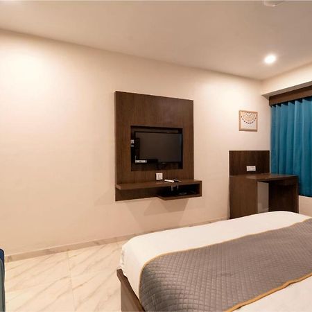 Hotel Royal 24 阿穆达巴 外观 照片