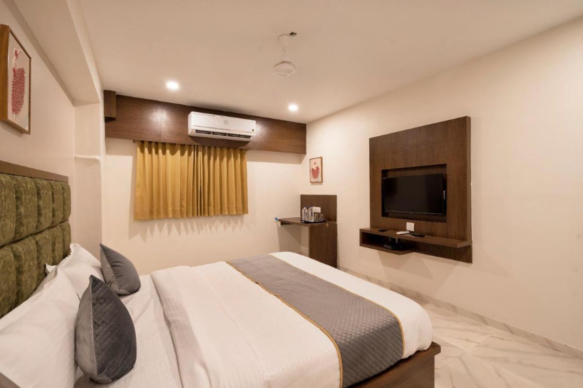 Hotel Royal 24 阿穆达巴 外观 照片