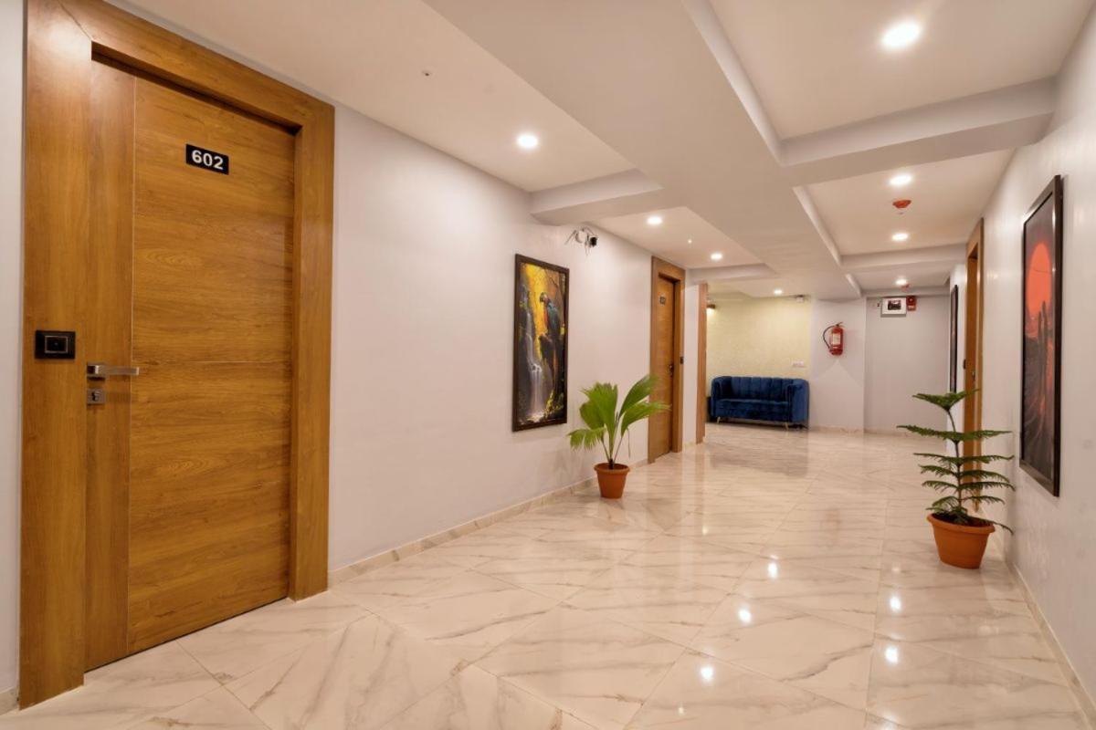 Hotel Royal 24 阿穆达巴 外观 照片
