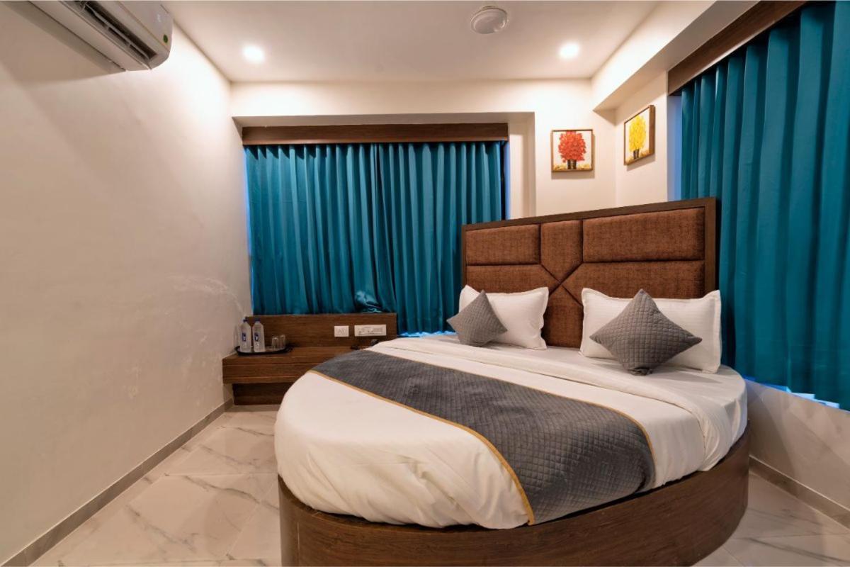 Hotel Royal 24 阿穆达巴 外观 照片