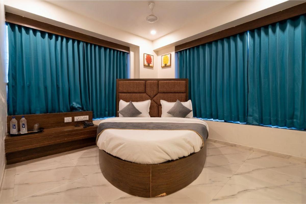 Hotel Royal 24 阿穆达巴 外观 照片