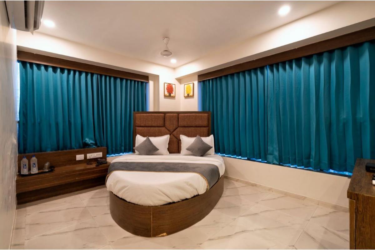 Hotel Royal 24 阿穆达巴 外观 照片