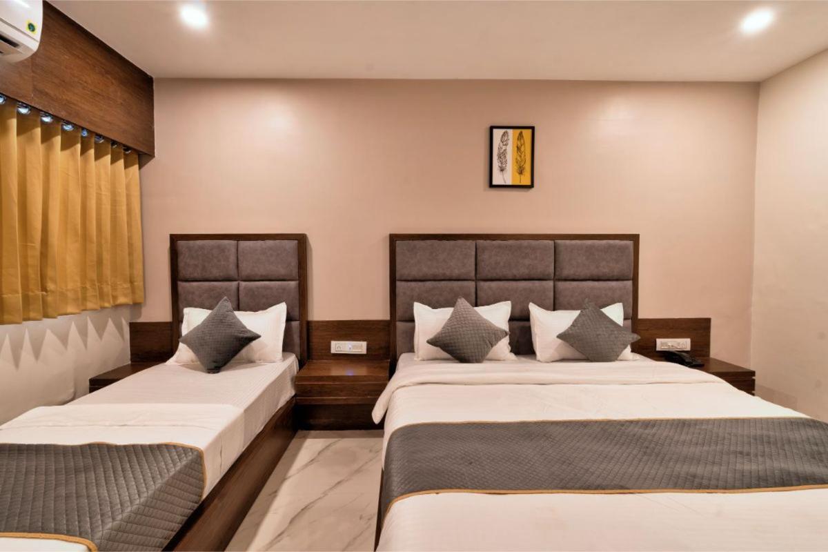 Hotel Royal 24 阿穆达巴 外观 照片