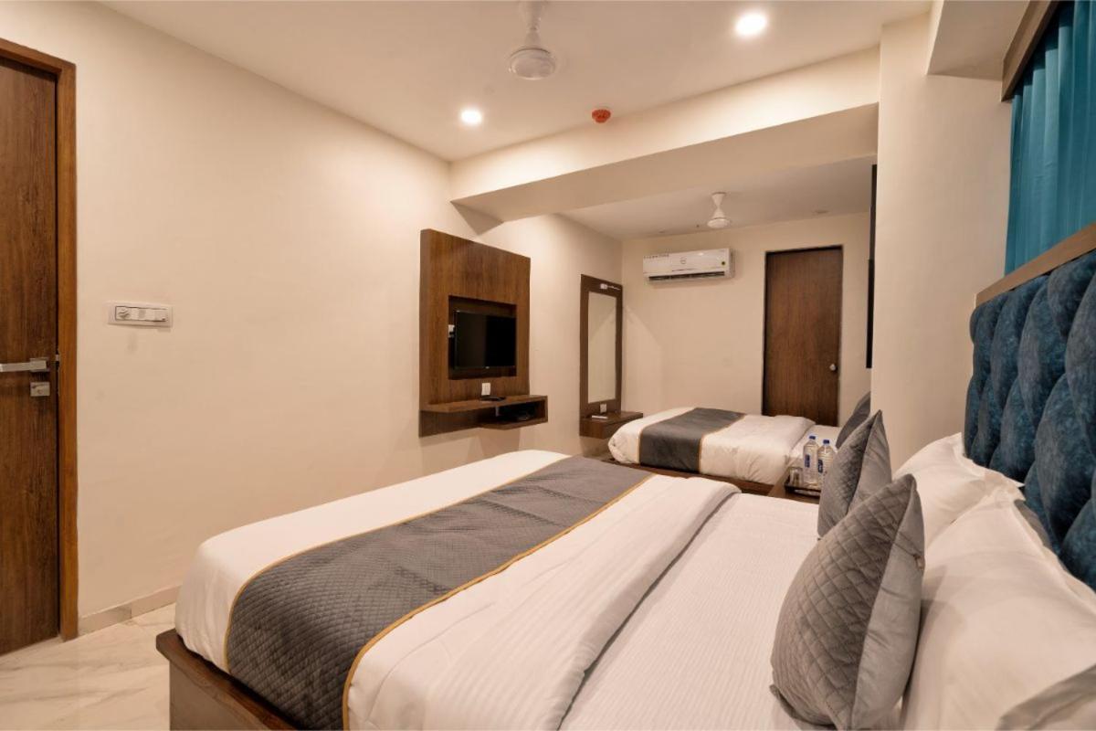 Hotel Royal 24 阿穆达巴 外观 照片