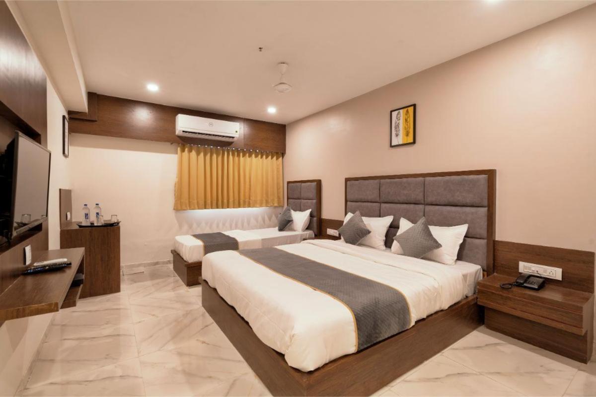 Hotel Royal 24 阿穆达巴 外观 照片