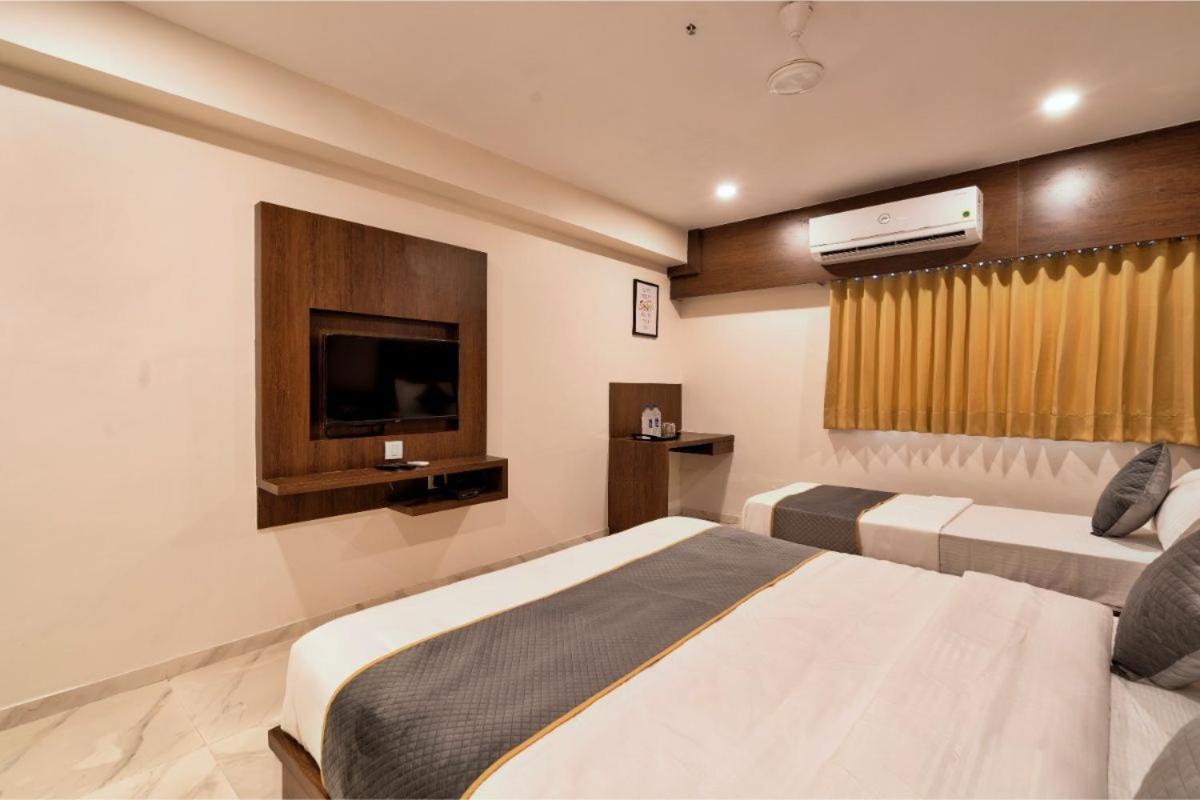 Hotel Royal 24 阿穆达巴 外观 照片