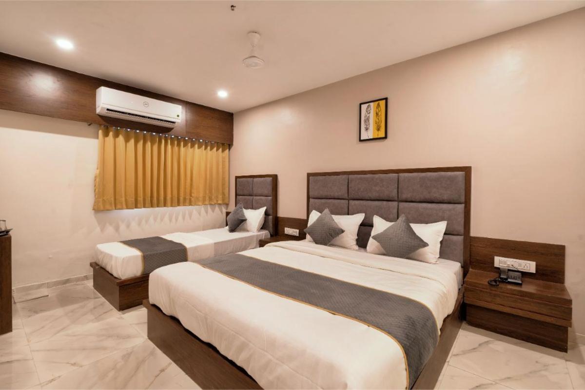 Hotel Royal 24 阿穆达巴 外观 照片