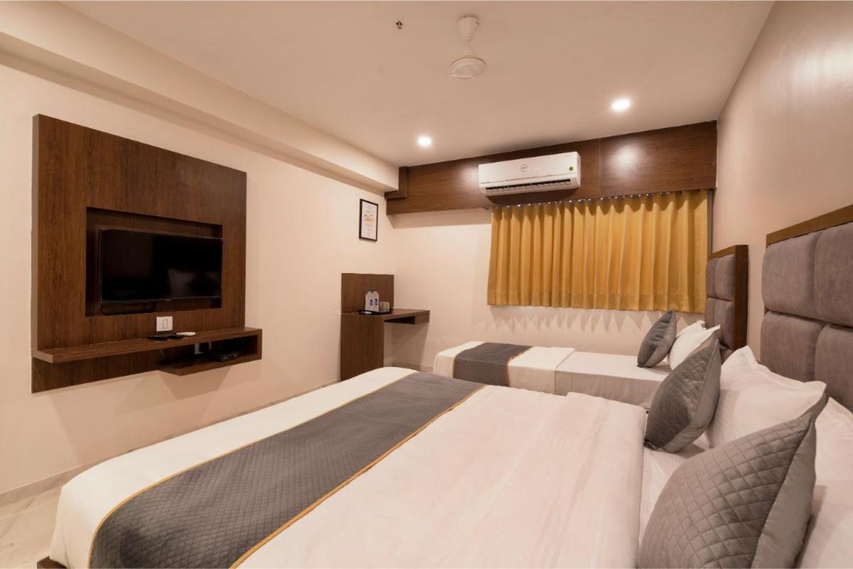 Hotel Royal 24 阿穆达巴 外观 照片