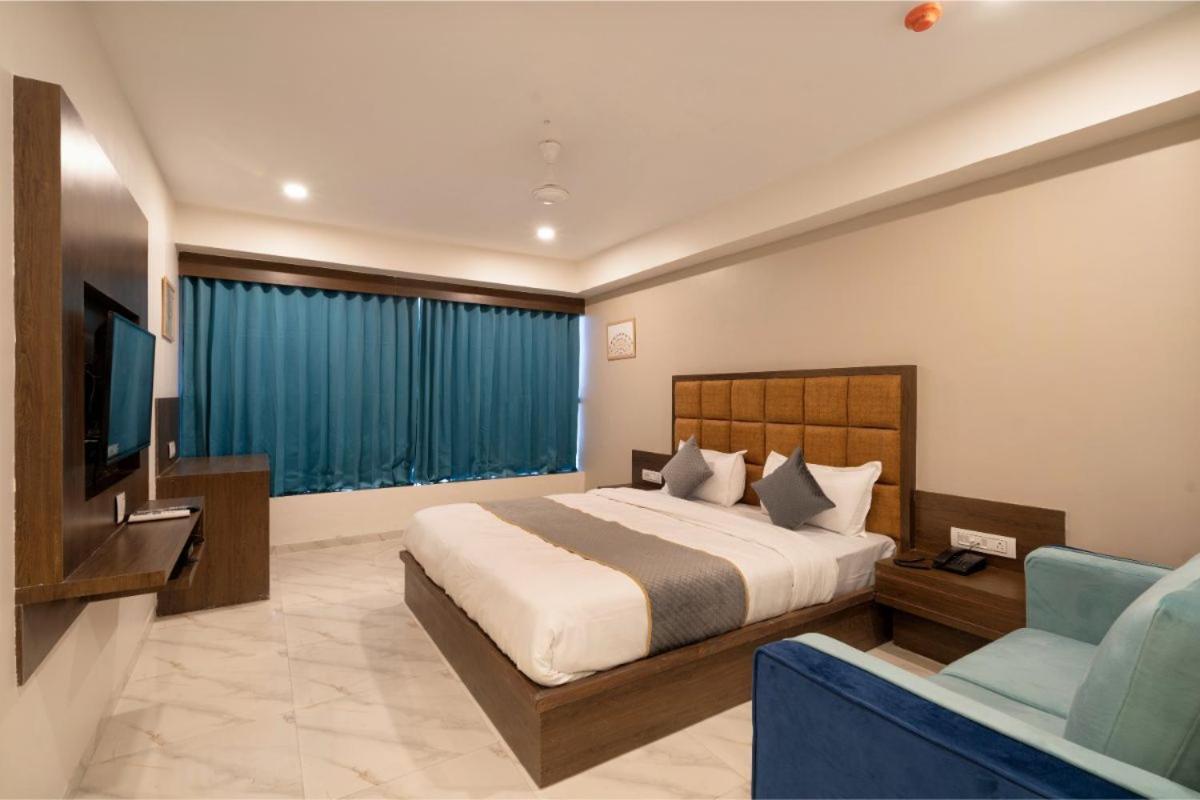 Hotel Royal 24 阿穆达巴 外观 照片