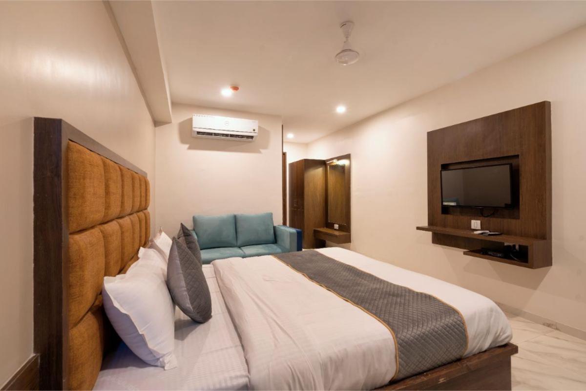 Hotel Royal 24 阿穆达巴 外观 照片