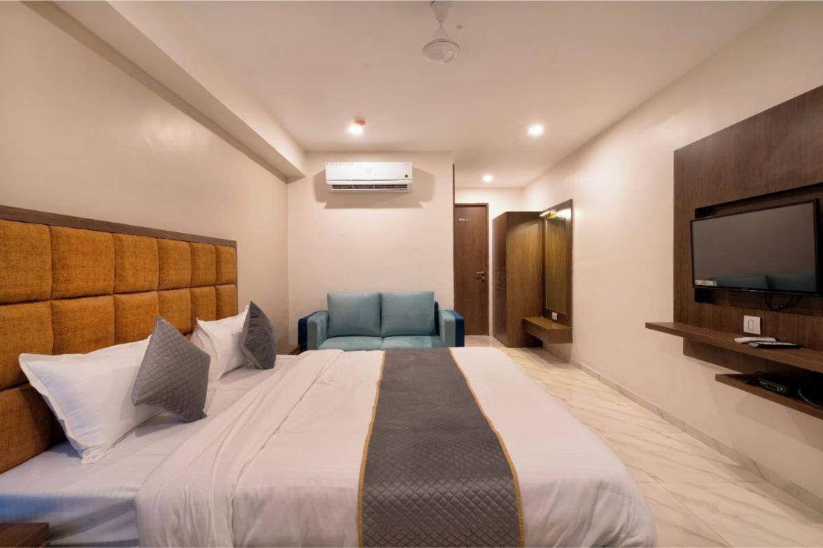 Hotel Royal 24 阿穆达巴 外观 照片